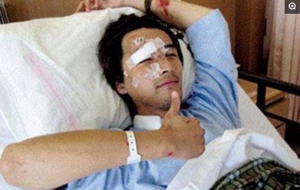 吴京坐轮椅现身机场，回应是拍戏受重伤，网友开始担心胡歌