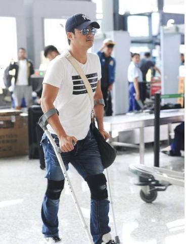 吴京坐轮椅现身机场，回应是拍戏受重伤，网友开始担心胡歌