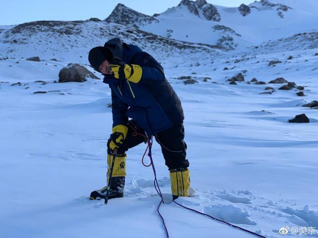 吴京坐轮椅现身机场，回应是拍戏受重伤，网友开始担心胡歌