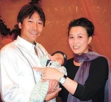 49岁那英和大一岁丈夫近照，被记者问及旧爱时当场发飙怒砸手机