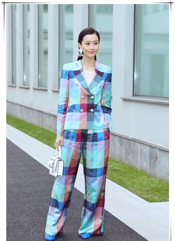 豪门梦碎的陈法拉又结婚啦，穿白婚纱忒清纯，法国老公绅士又帅气