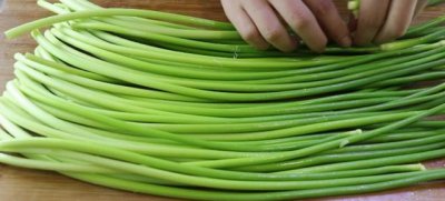 ​腌蒜苔好吃有技巧，很多人第一步就错了，这样做，爽脆又下饭