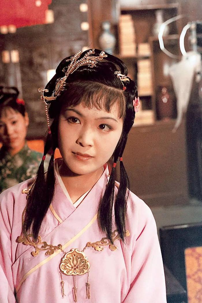 87版《红楼梦》：迎春的两个饰演者金莉莉和牟一，哪个更像二木头