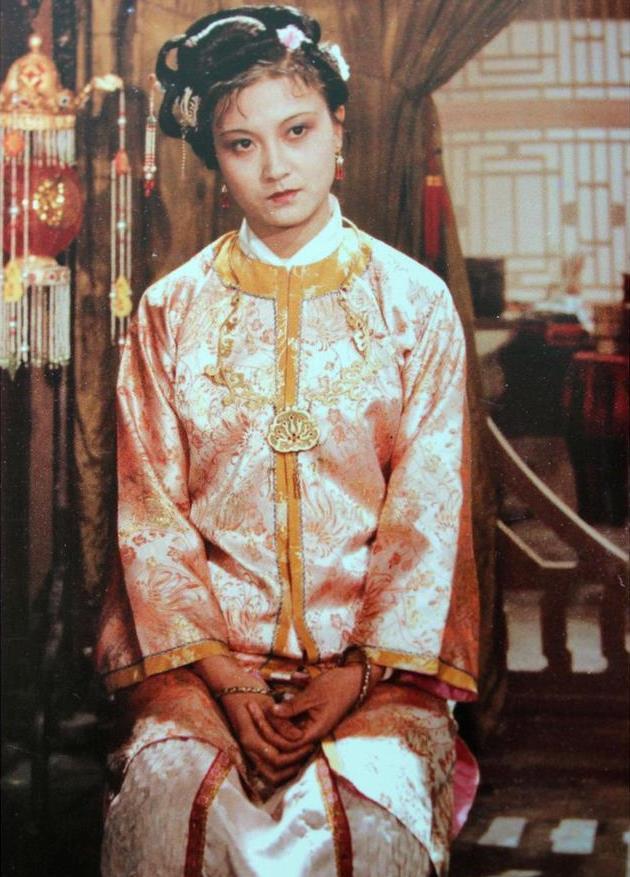 87版《红楼梦》：迎春的两个饰演者金莉莉和牟一，哪个更像二木头