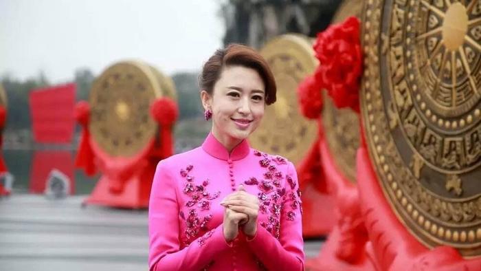 担任春晚多次主持的她，嫁相差20岁富豪，却还成了孩子的后妈！