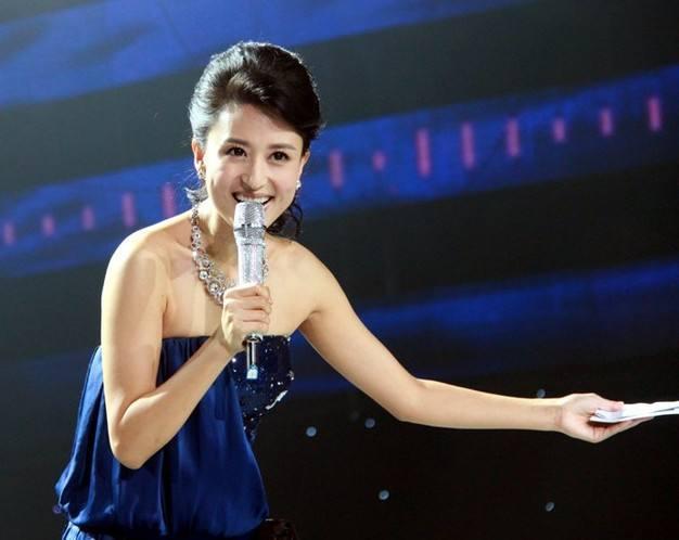 担任春晚多次主持的她，嫁相差20岁富豪，却还成了孩子的后妈！