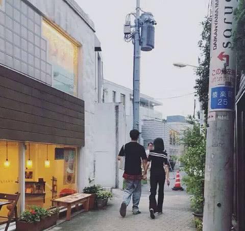 郑爽日本新剧《青春斗》男友张恒千里探班，郑爽大方承认新恋情