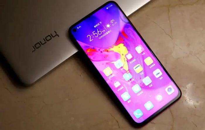 现风靡全球的打孔屏手机以成为主潮，但他才是打孔屏的鼻祖！