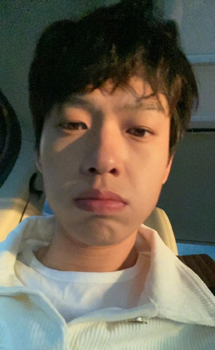 再次秀恩爱？杨幂魏大勋隔空互动？同款文案引热议！