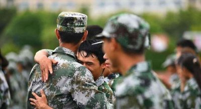 ​军训结束之后，教官还会联系的多是这2种人，告别都会很不舍