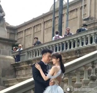 ​国外偶遇沈梦辰杜海涛拍婚纱照，路人镜头下，郎才女貌颜值太扛打