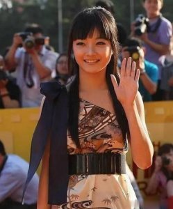 ​国民好千金，21岁拿影后，因娃娃脸戏路受限，如今老公也火了