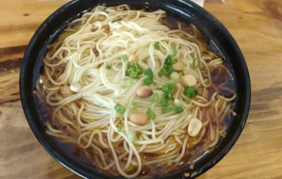 ​面馆加盟连锁店十大品牌 阿能面榜上有名 秦云老太婆摊摊面荣登榜首