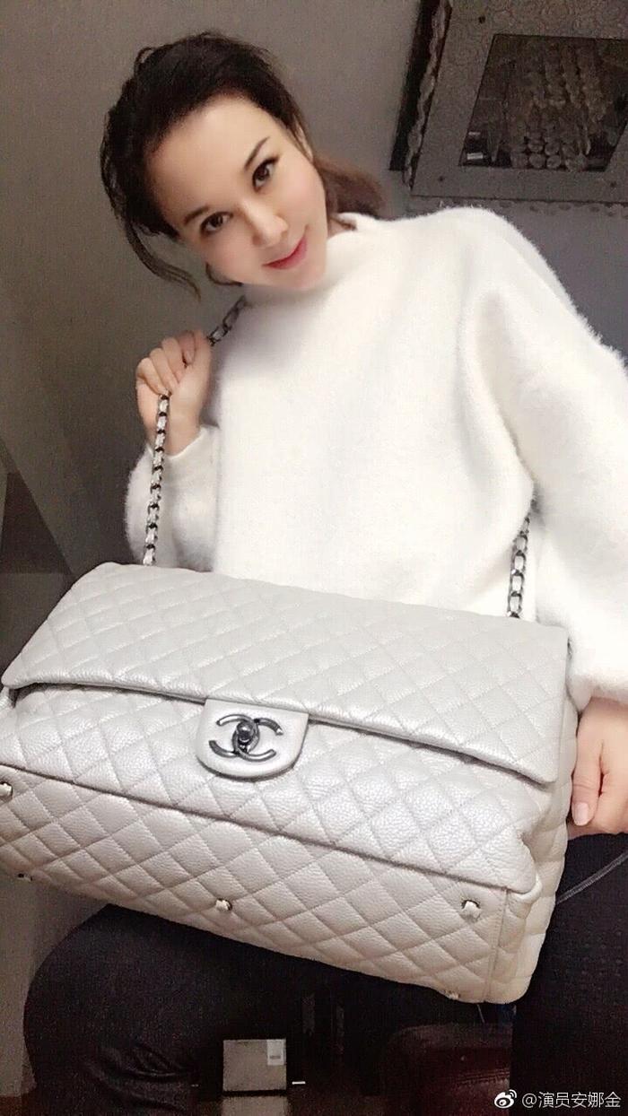 安娜金借赵丽颖官宣蹭热度让人哭笑不得,早年曾混迹情色组织!