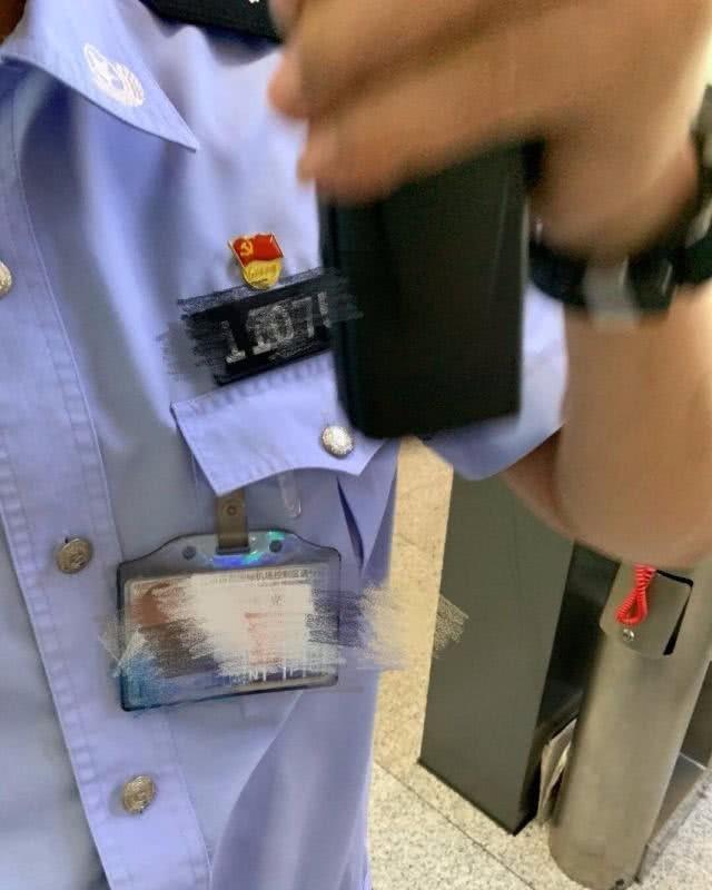 曾轶可发文称遭到首都机场工作人员刁难,还被叫进“小黑屋”教训