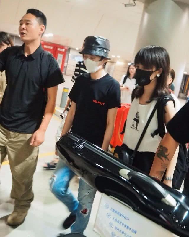 曾轶可发文称遭到首都机场工作人员刁难,还被叫进“小黑屋”教训