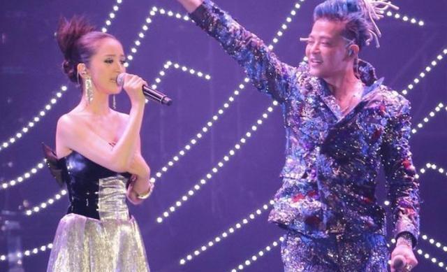 林依晨被陈晓东当众催生,林依晨:有啦有啦,我爸妈在台下!