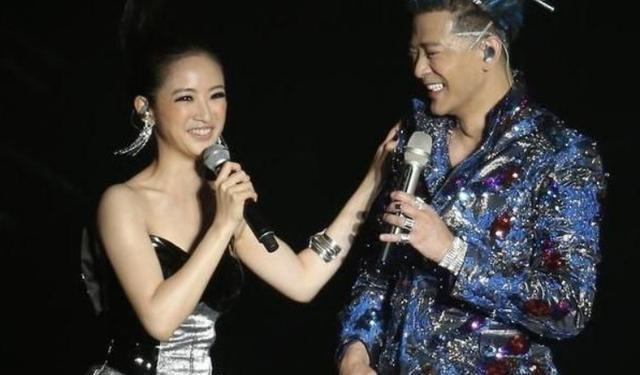 林依晨被陈晓东当众催生,林依晨:有啦有啦,我爸妈在台下!