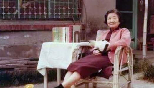 鲁迅生前1句话让郭沫若哑口无言,死后却被自己的学生骂“小人”