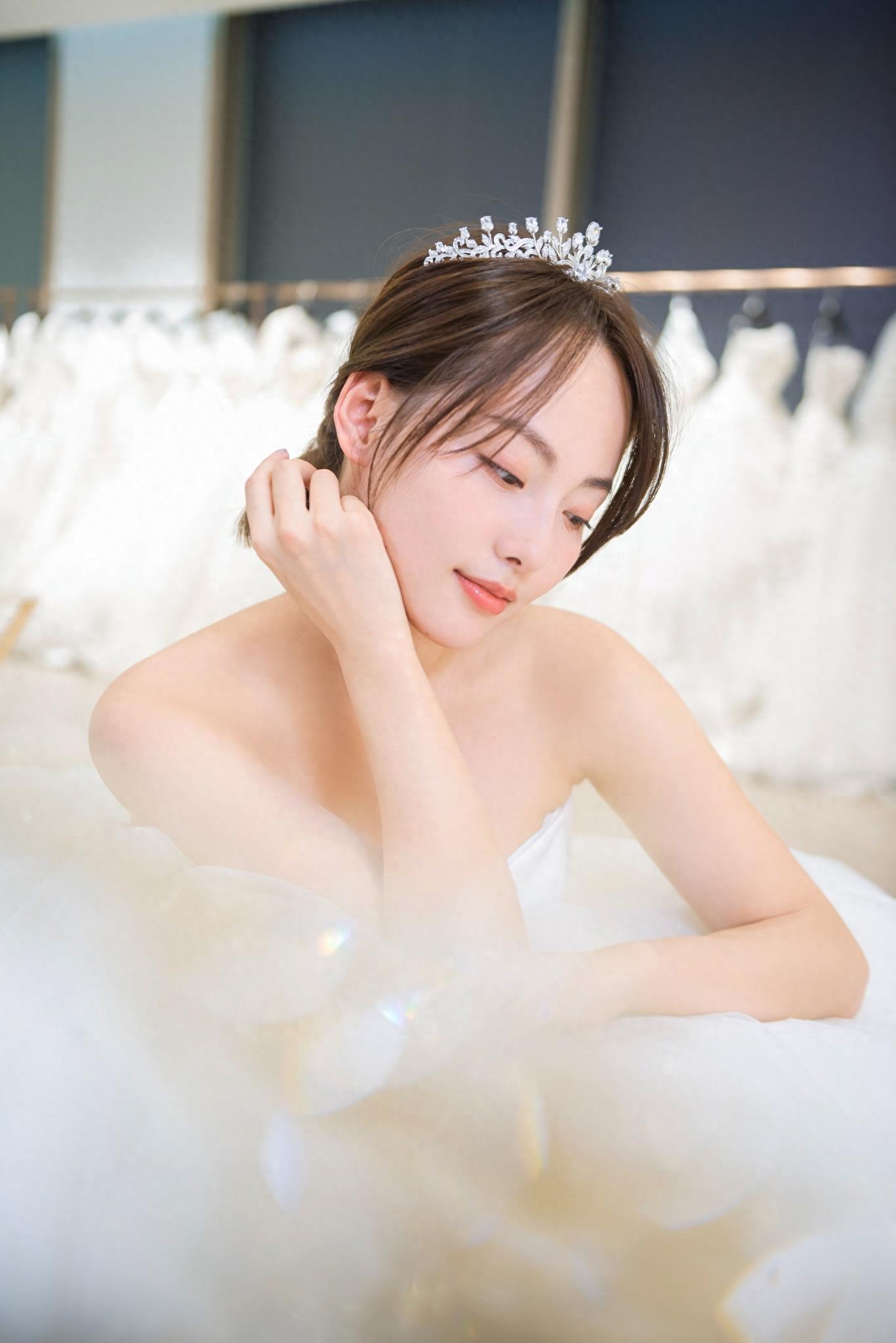 《妻子2》公布张嘉倪婚纱照,与老公买超对视环抱甜到炸裂