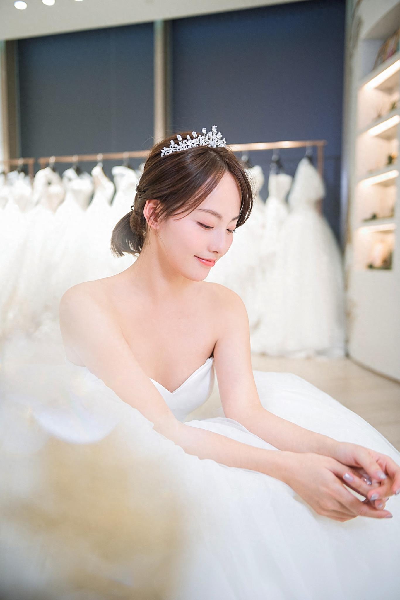 《妻子2》公布张嘉倪婚纱照,与老公买超对视环抱甜到炸裂