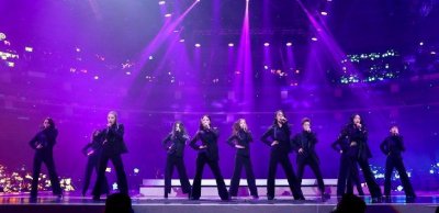 ​真美！火箭少女飞行演唱会开唱，吴宣仪孟美岐应援灯牌最多？