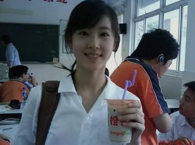 ​章泽天时隔一年晒甜美自拍，穿扮时尚少女感满满