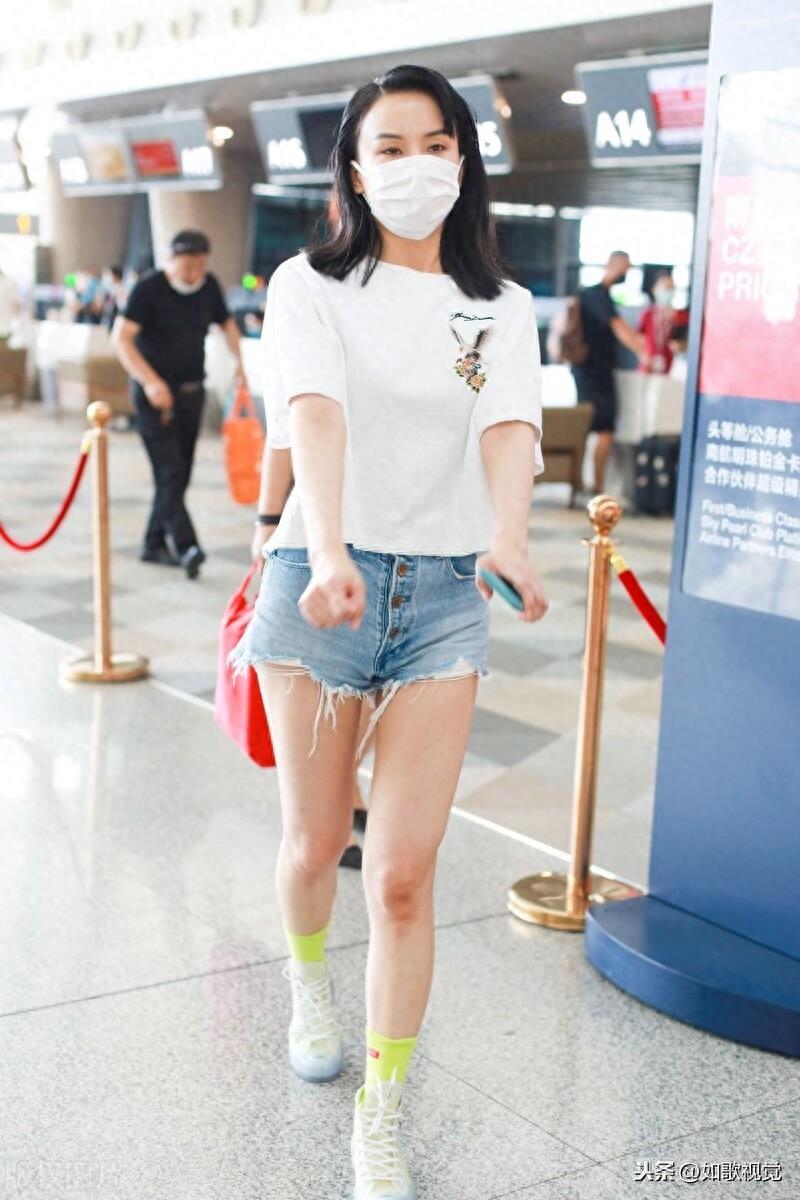 黄玲亮相北京机场,衣着性感清新甜美,一举一动娇俏可爱婀娜多姿