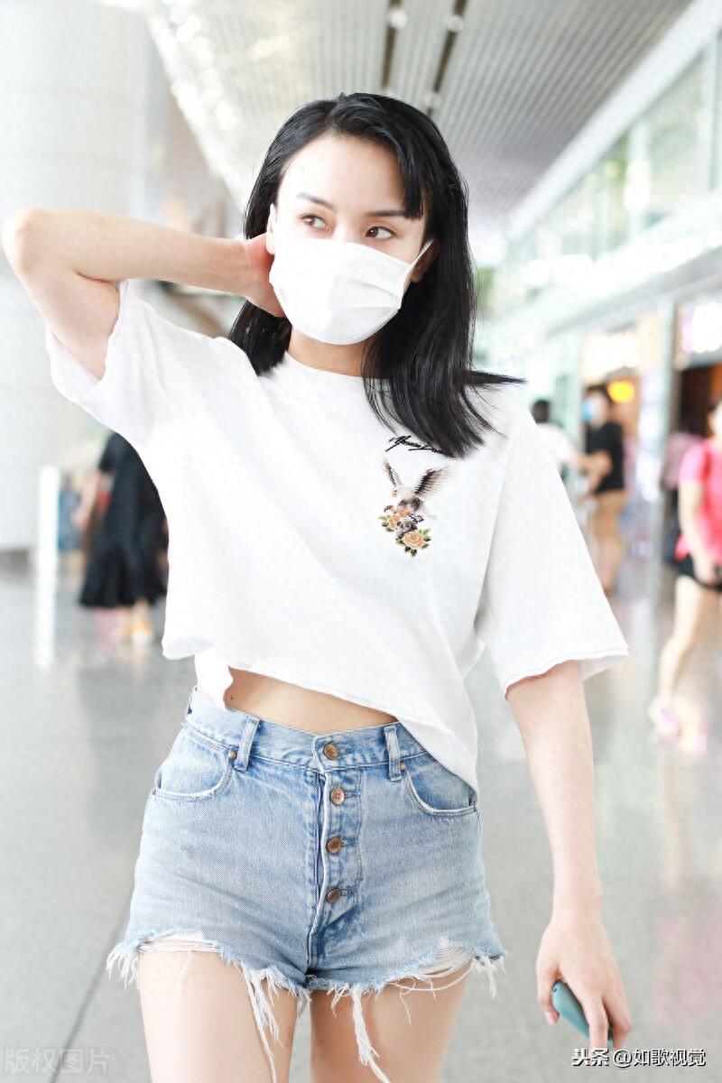 黄玲亮相北京机场,衣着性感清新甜美,一举一动娇俏可爱婀娜多姿