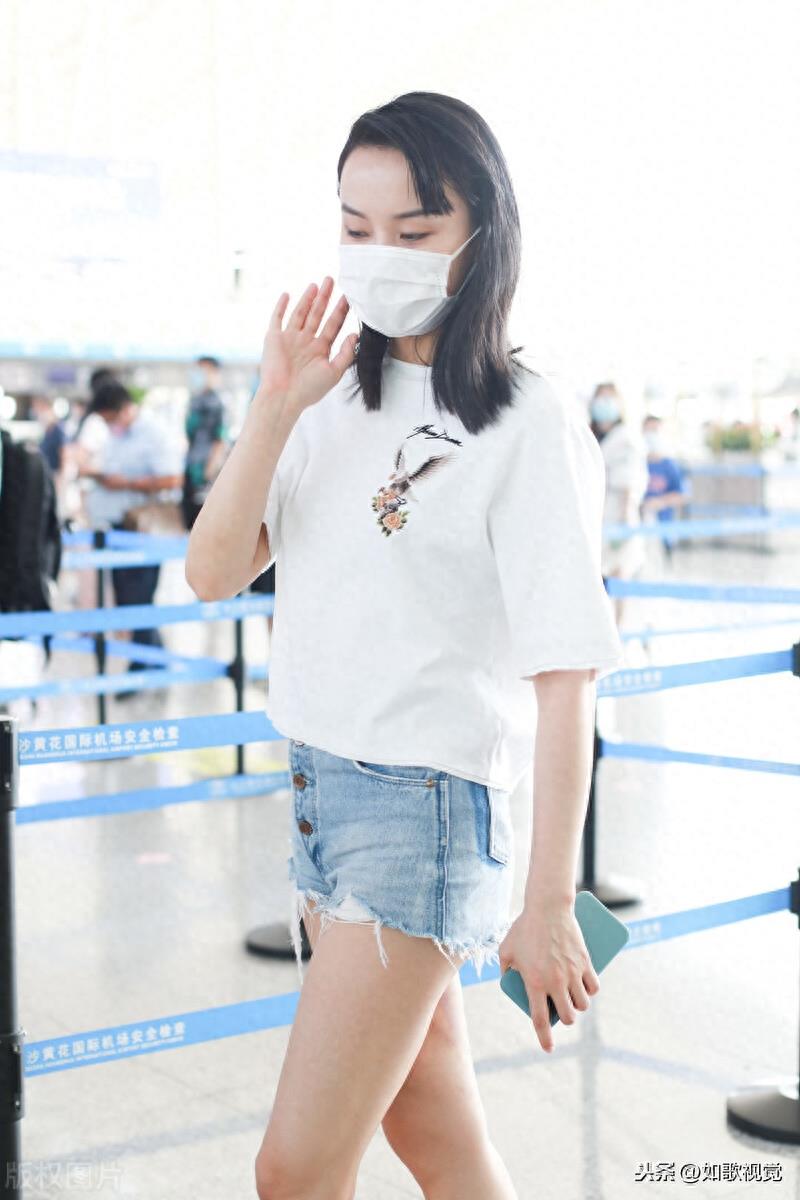 黄玲亮相北京机场,衣着性感清新甜美,一举一动娇俏可爱婀娜多姿