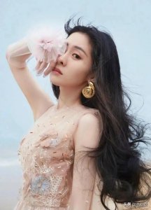 ​张碧晨裸色薄纱裙海风中飞舞性感美图