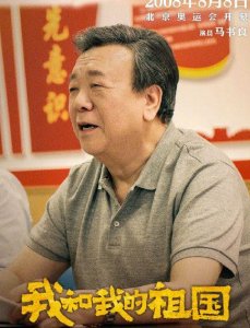 ​《家有儿女》胡一统近照曝光，脸上皱纹显老，街边角落啃饼太心酸