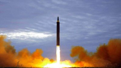 ​世界上拥有核武器的九个国家，其中我国向两个国家伸出援手