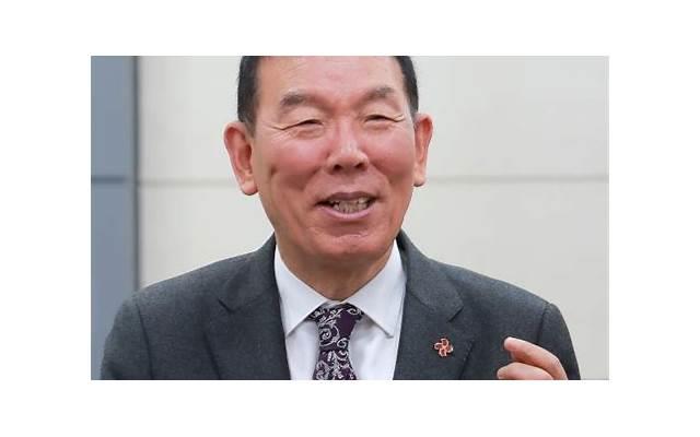 一对离婚夫妻在王婆调和下准备复婚