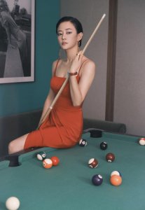 ​谭卓罕见秀性感，穿红色吊带裙拍桌球主题写真，盘发干净利落