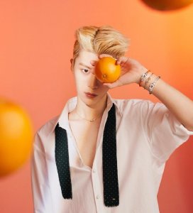 ​范丞丞写真照曝光，穿白色衬衫配波点领带，同框大橙子俏皮帅气