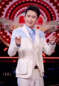 ​央视丰晚主持人杨帆首秀游刃有余，与孟语凡搭档展现男帅女美