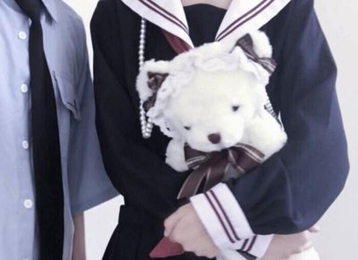 ​男生默默喜欢女生表现，男生默默喜欢女生表现!初中时期