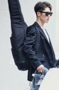 ​向佐挥拳引发全网热议，从争议少年到黑马的华丽蜕变