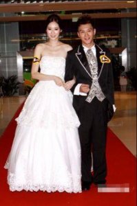 ​邓孝慈家庭背景揭秘：曾是富二代？