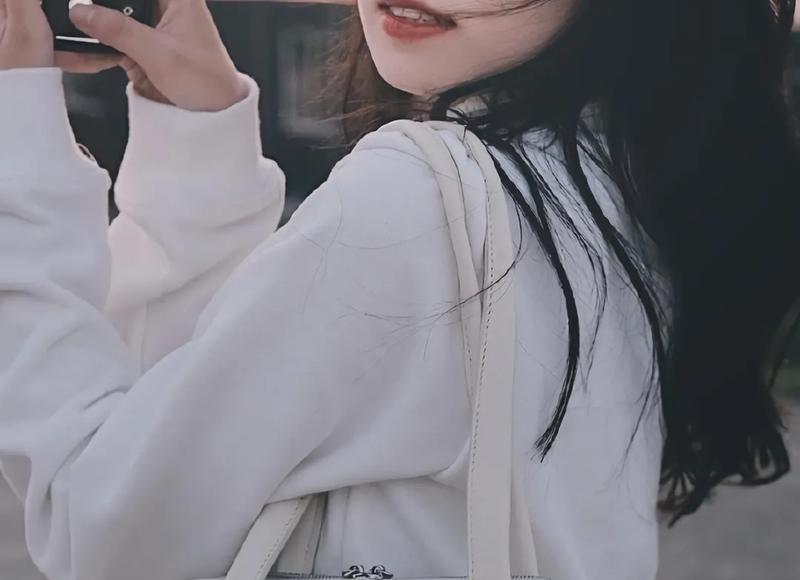 什么都没有穿的美女，姑娘什么都没有穿