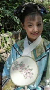 ​《甄嬛传》中流朱的扮演者是战菁一，她因插足一段感情而受到网友抵制