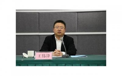 ​新人结婚遭朋友拦车袭胸要红包（新人结婚红包背面上写什么）