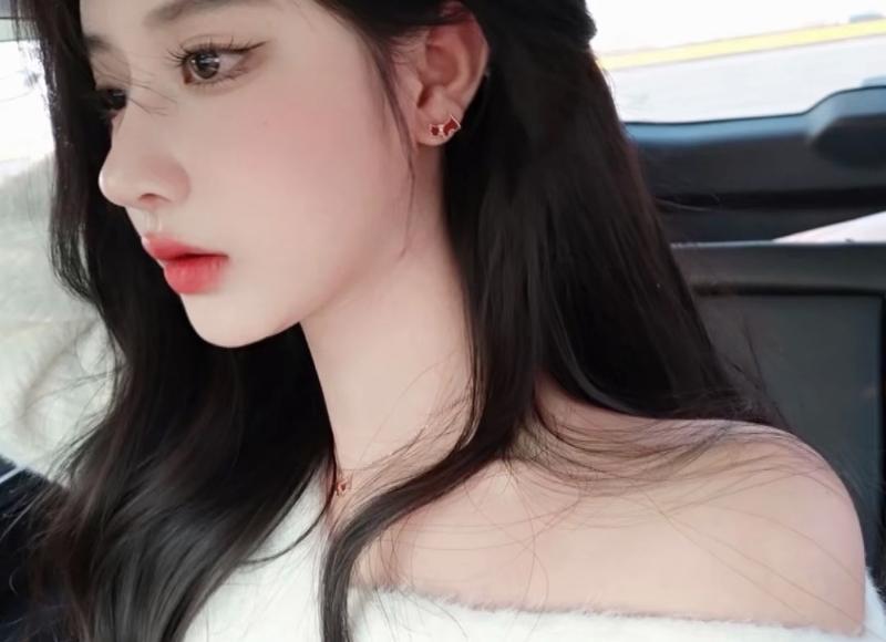 女朋友很自卑觉得我不够爱她（女朋友觉得自己丑自卑怎么办）