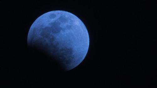 超级月亮是什么意思,实拍超级月亮破云而出瞬间 新闻图4