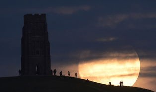 超级月亮是什么意思,实拍超级月亮破云而出瞬间 新闻图2