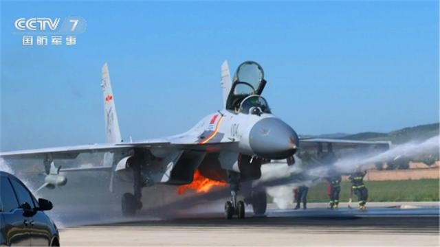 歼15共坠毁了多少架（歼-15战机空中突发险情）(4)