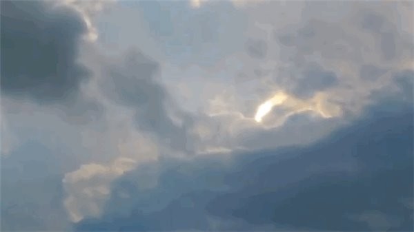 UFO出现？美国印第安纳州天空出现一道神秘光柱在云际来回摆动