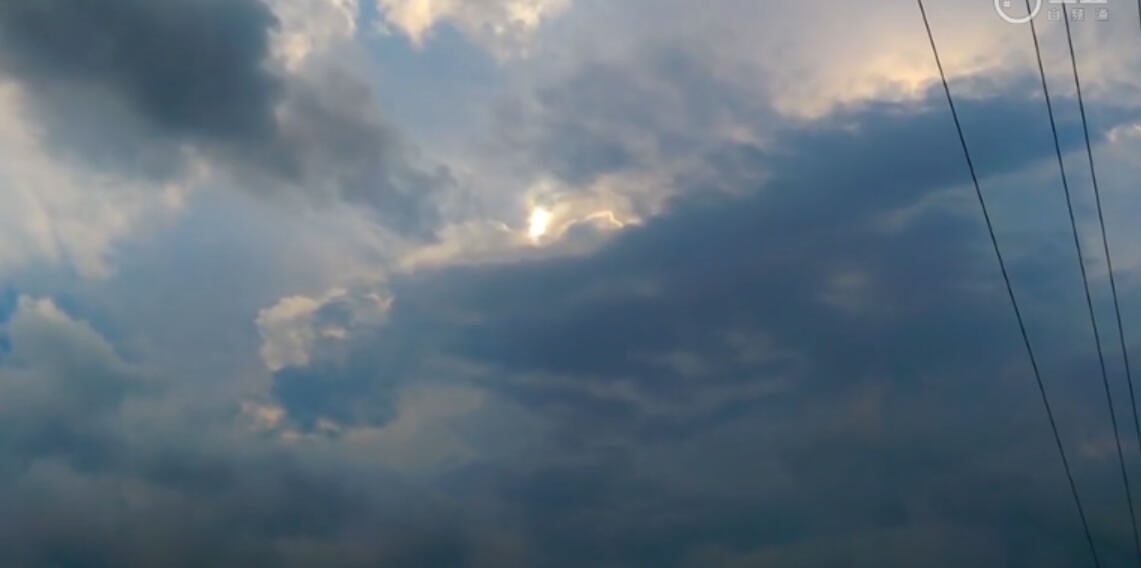 UFO出现？美国印第安纳州天空出现一道神秘光柱在云际来回摆动