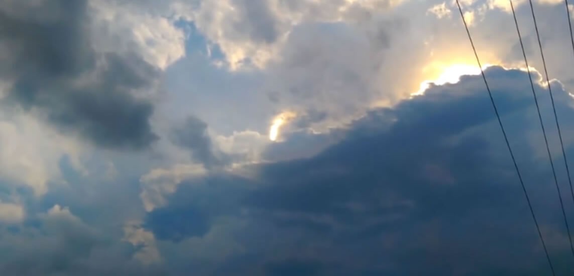 UFO出现？美国印第安纳州天空出现一道神秘光柱在云际来回摆动